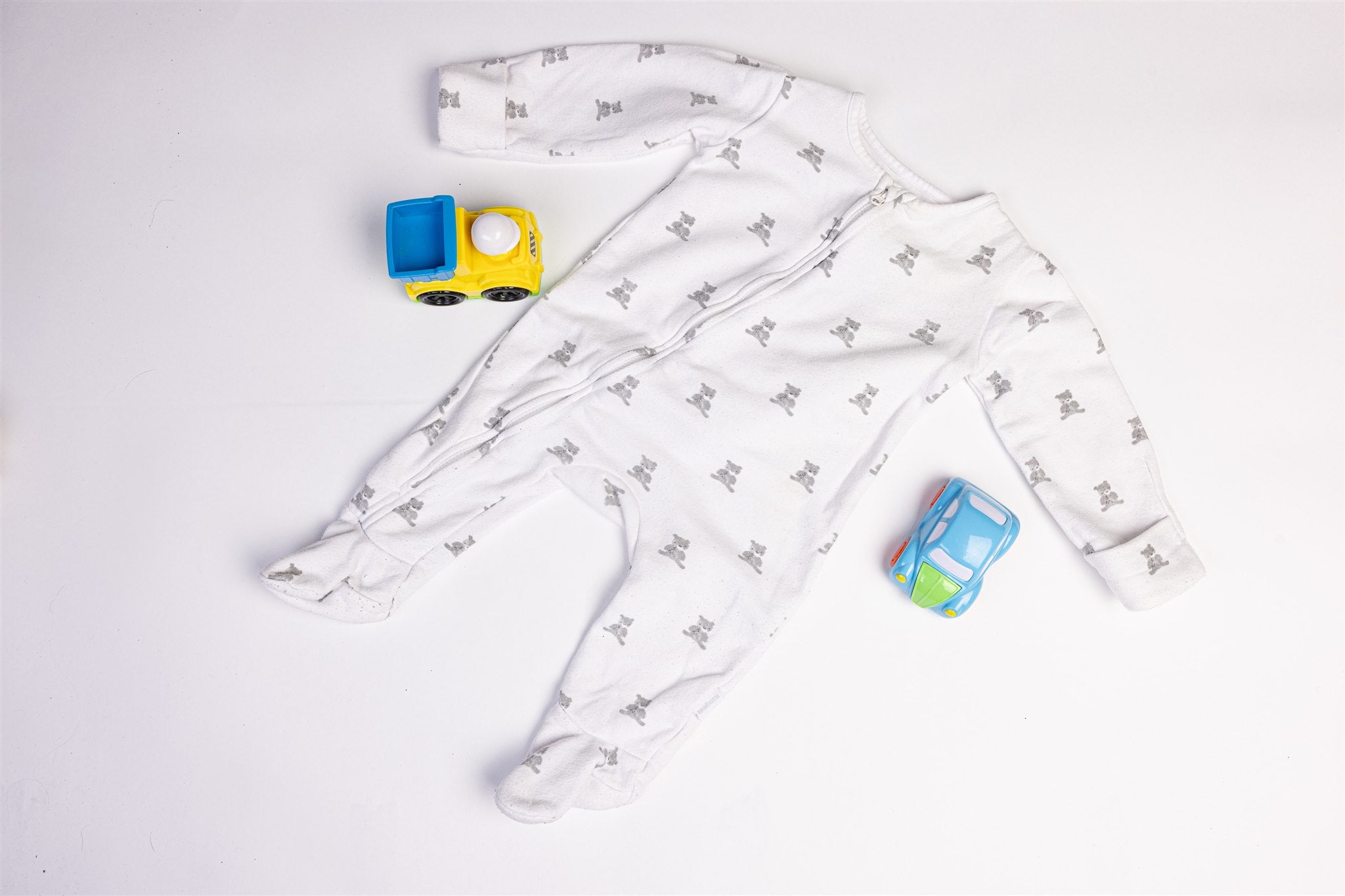 Thick white sleepsuit with teddy print 50 % organic coton
