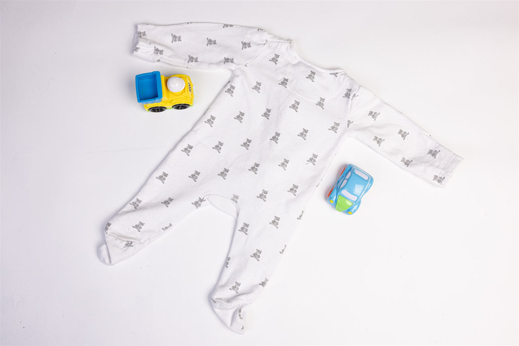 Thick white sleepsuit with teddy print 50 % organic coton