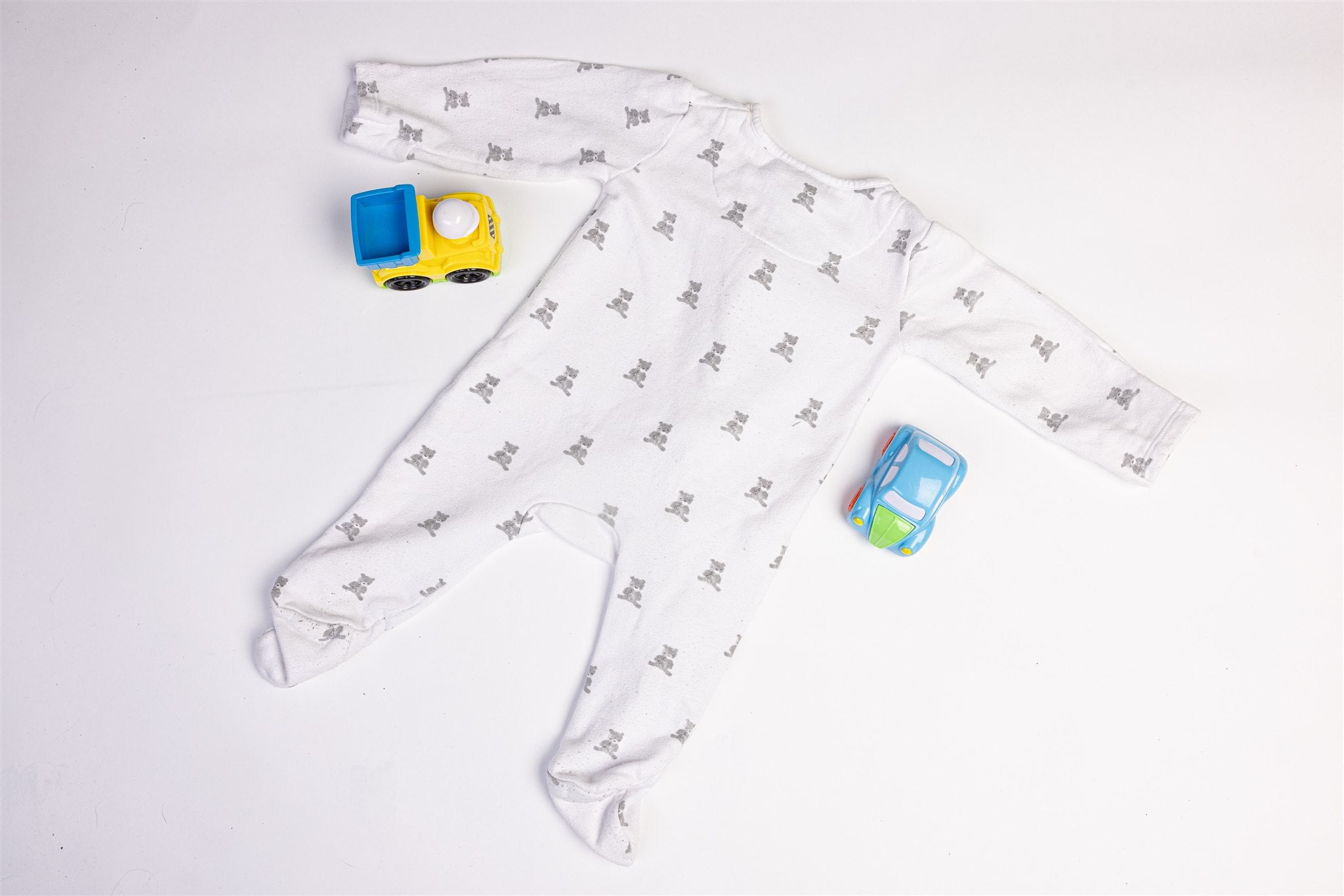 Thick white sleepsuit with teddy print 50 % organic coton