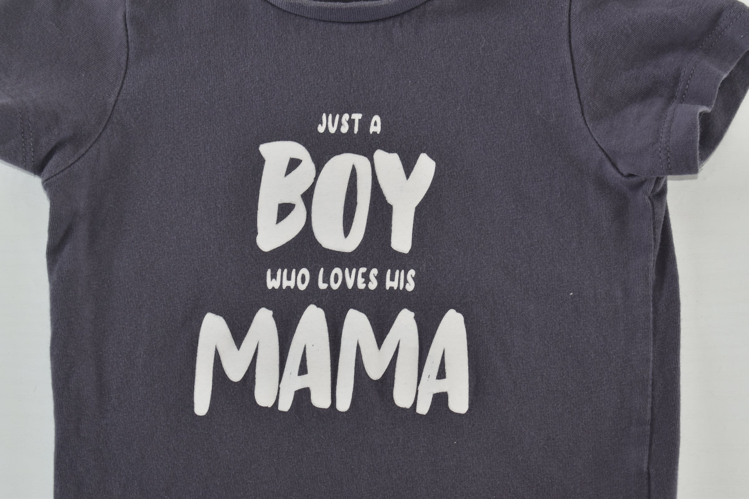 Haut gris « Just a boy who loves his mama »