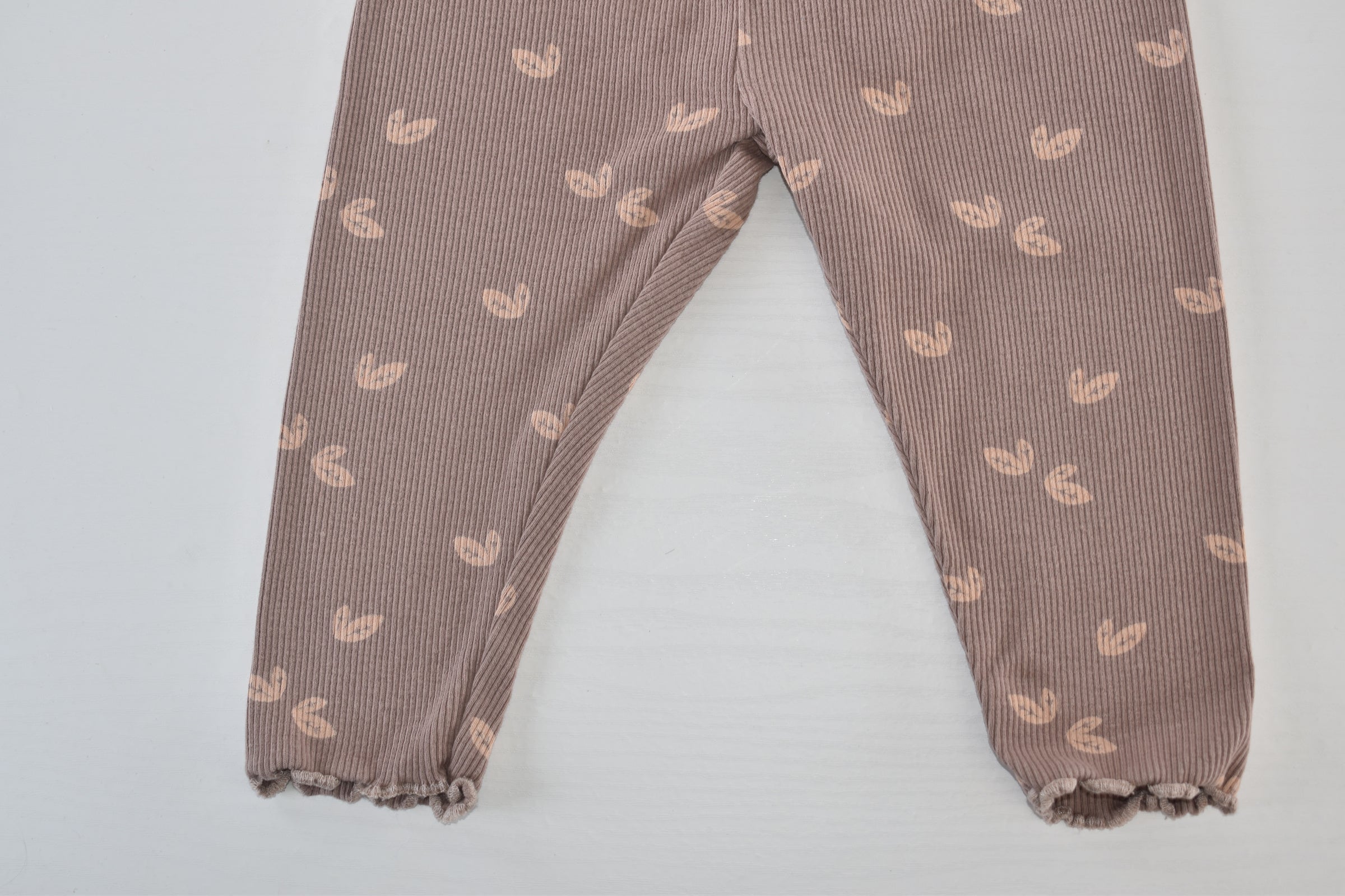 Taupe ribbed leggings with leaf print