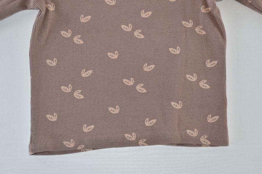 Ribbed long-sleeved top with leaf print