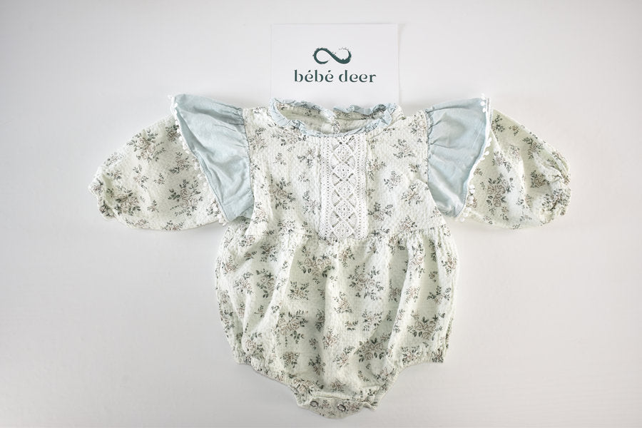 Body fleuri avec de charmantes manches à volants