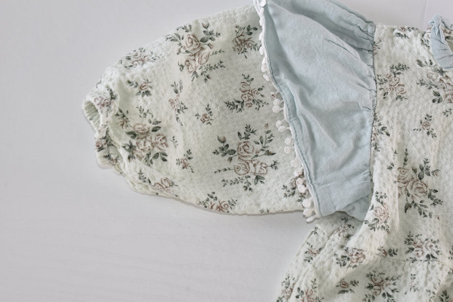 Body fleuri avec de charmantes manches à volants