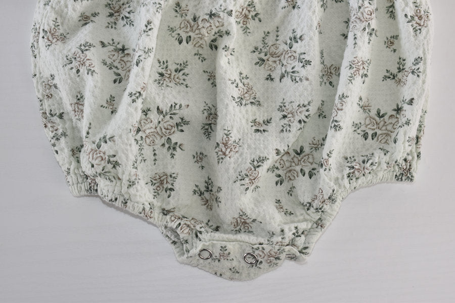 Body fleuri avec de charmantes manches à volants