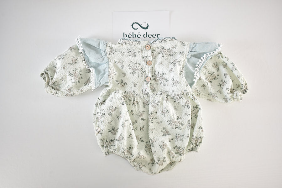 Body fleuri avec de charmantes manches à volants