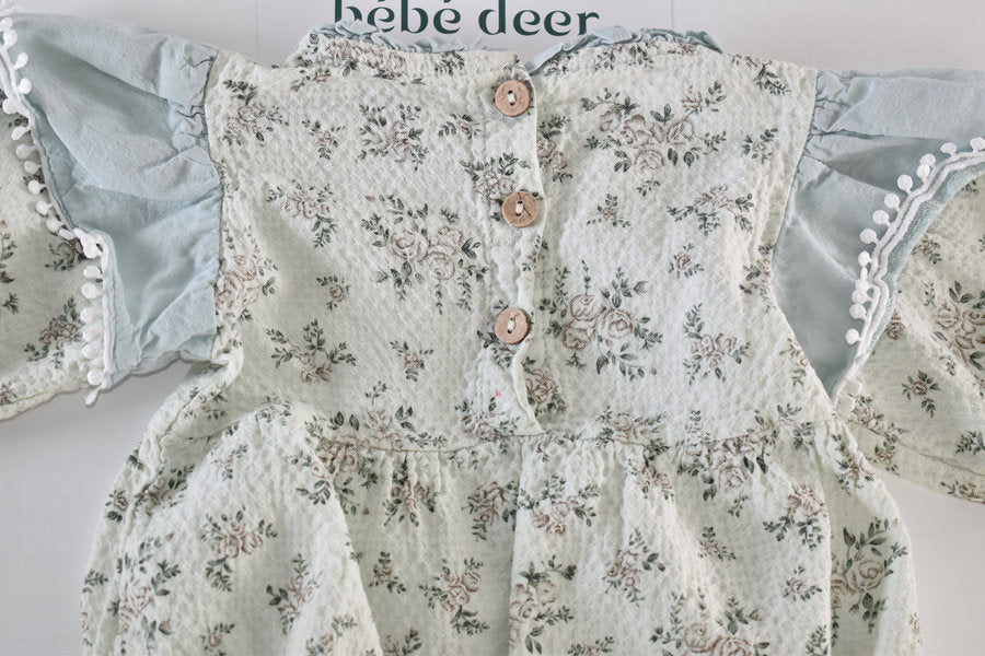 Body fleuri avec de charmantes manches à volants