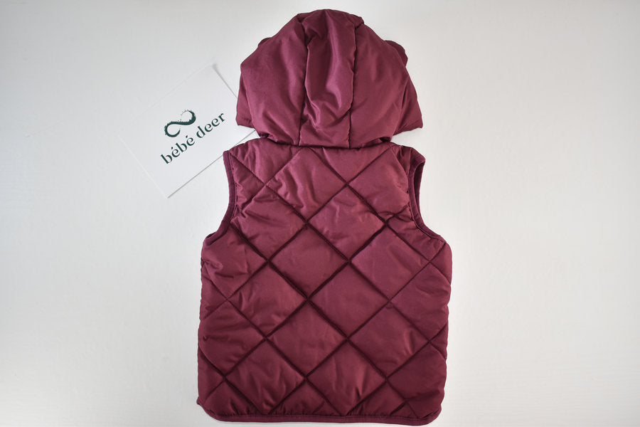 Gilet matelassé bordeaux à capuche avec écusson Mickey Mouse