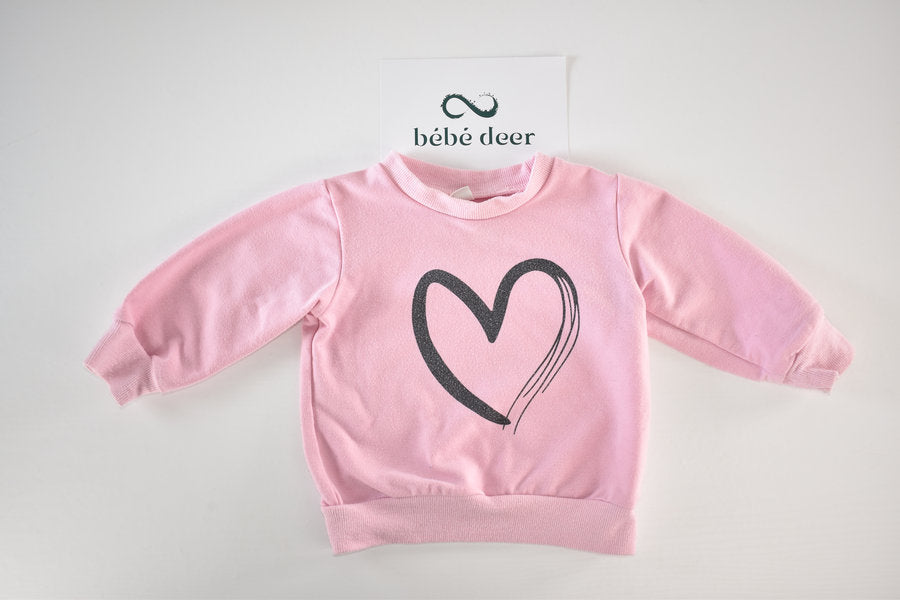 Pull rose orné d'un cœur