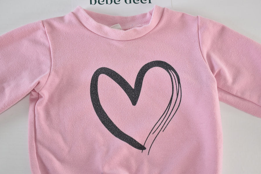 Pull rose orné d'un cœur