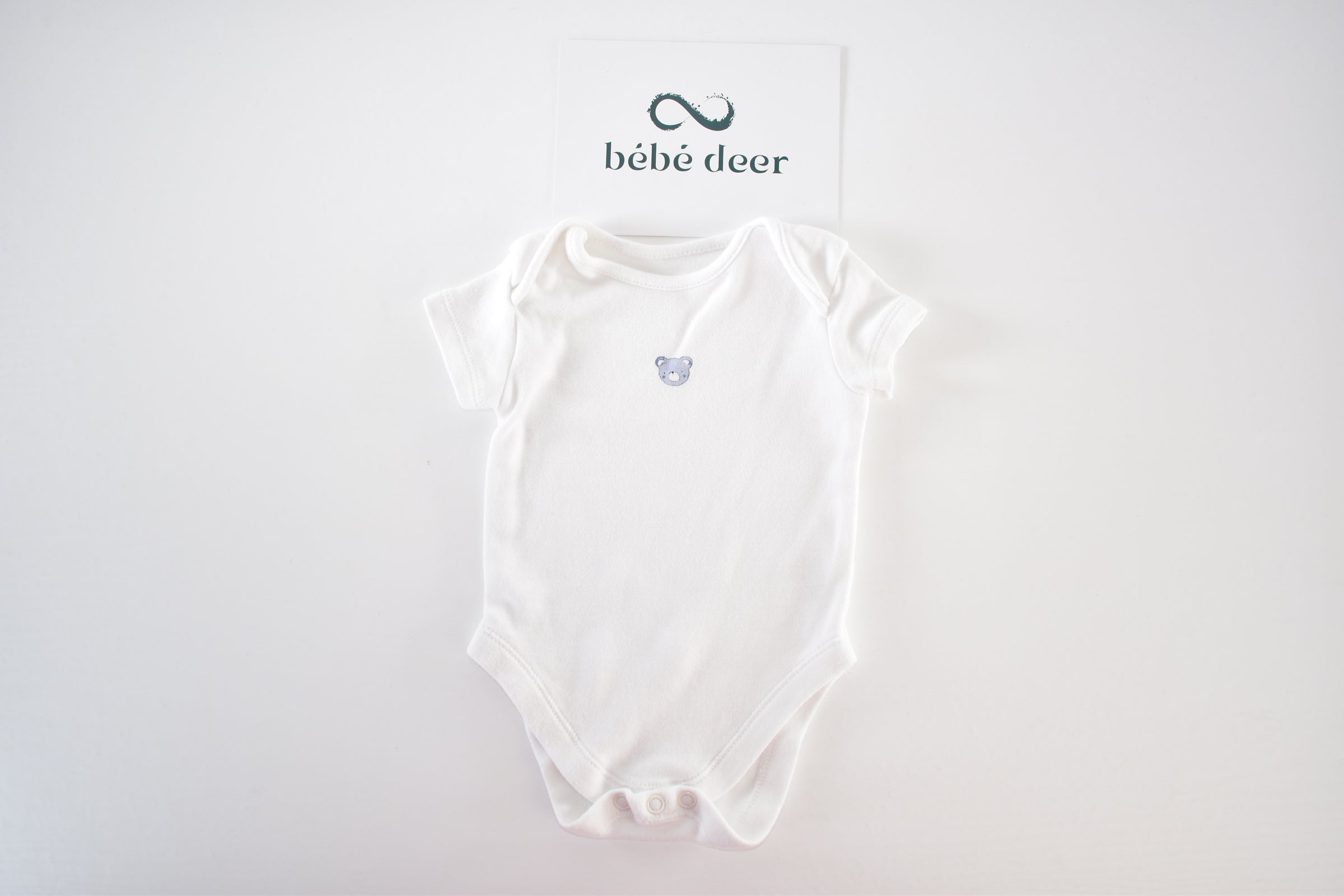Short-sleeved bodysuit with little bear