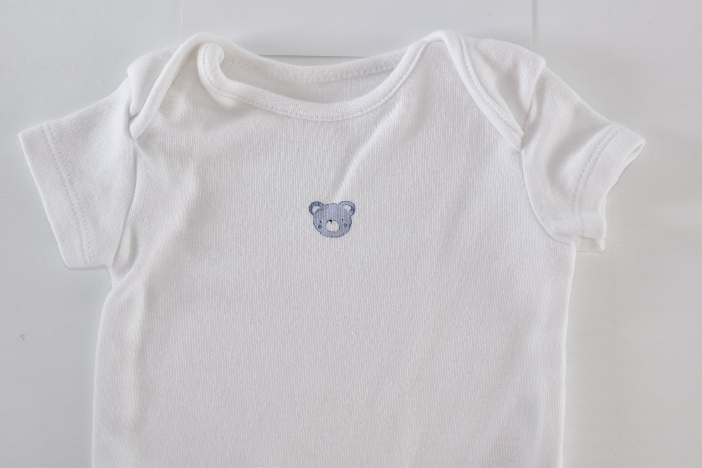Short-sleeved bodysuit with little bear