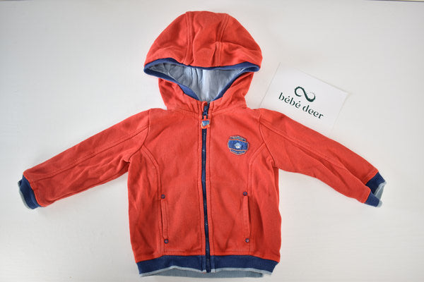 Veste orange à capuche zippée avec écusson brodé