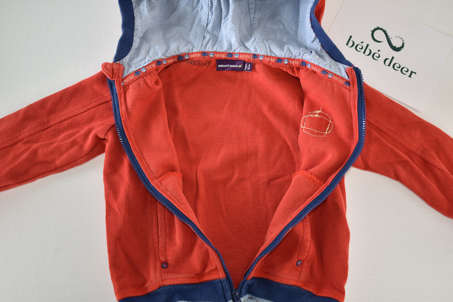 Veste orange à capuche zippée avec écusson brodé