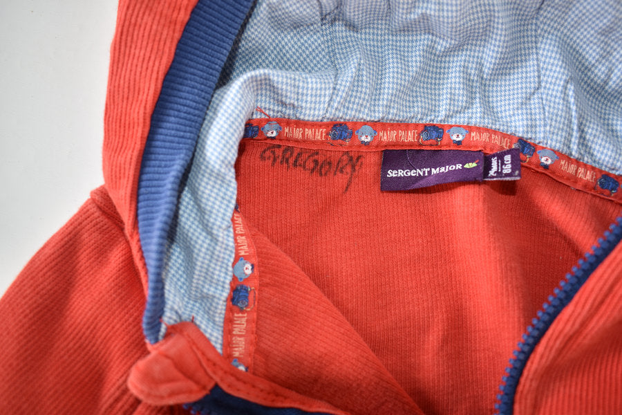 Veste orange à capuche zippée avec écusson brodé