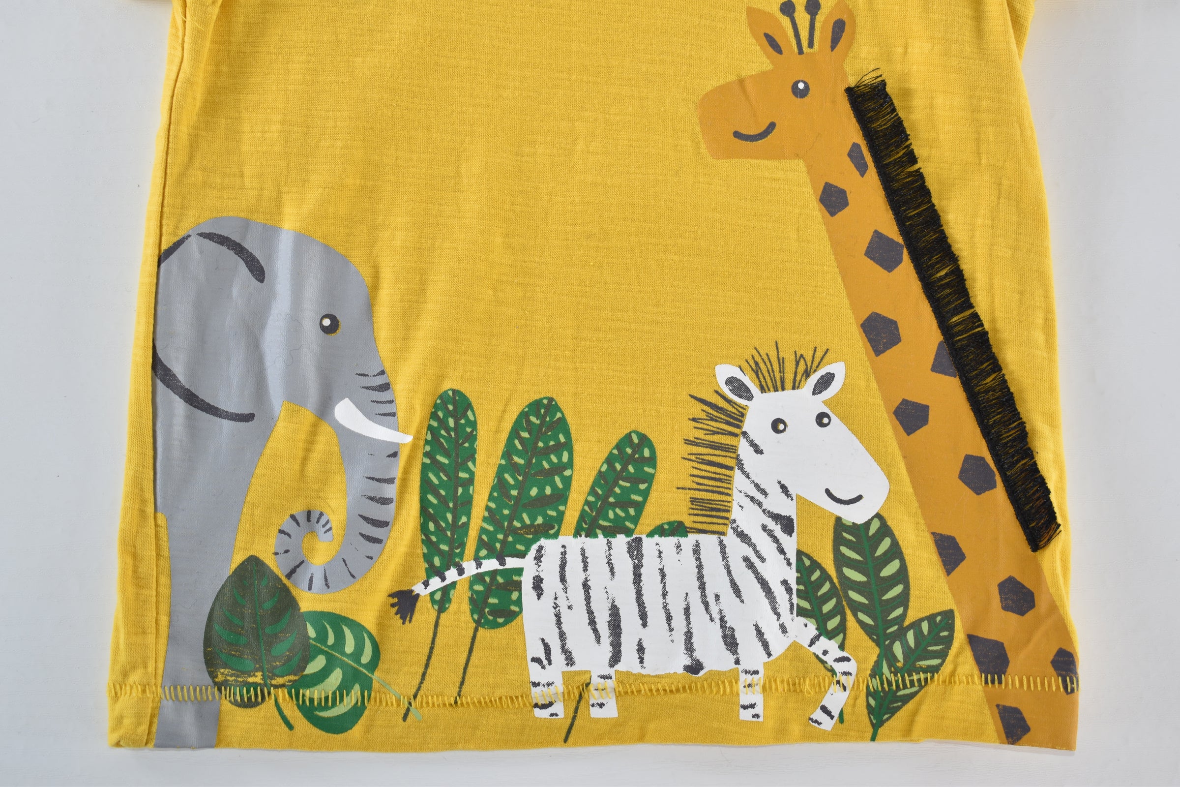 Safari animal t-shirt with textured giraffe mane