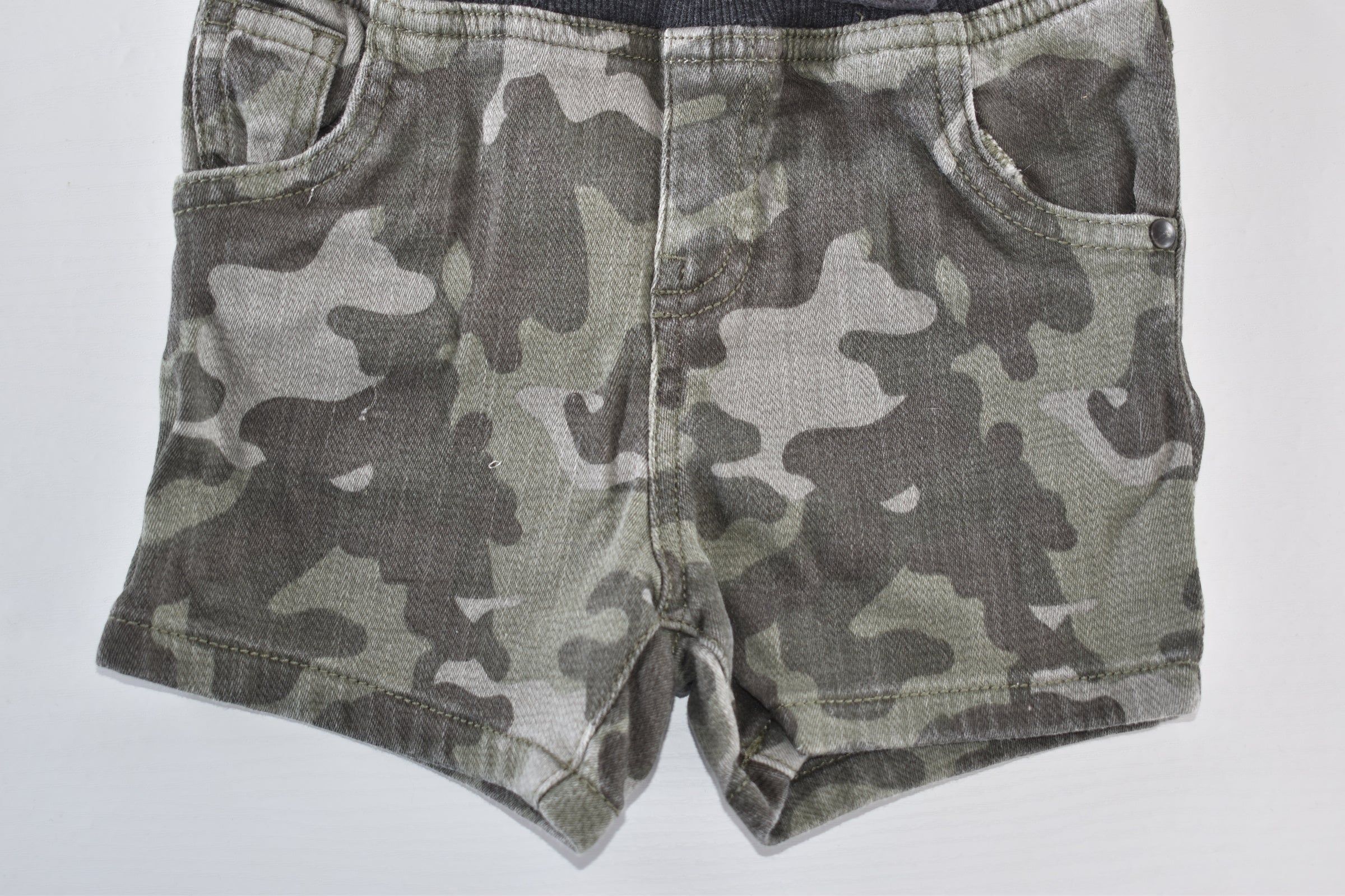 Camouflage shorts with drawstring waist
