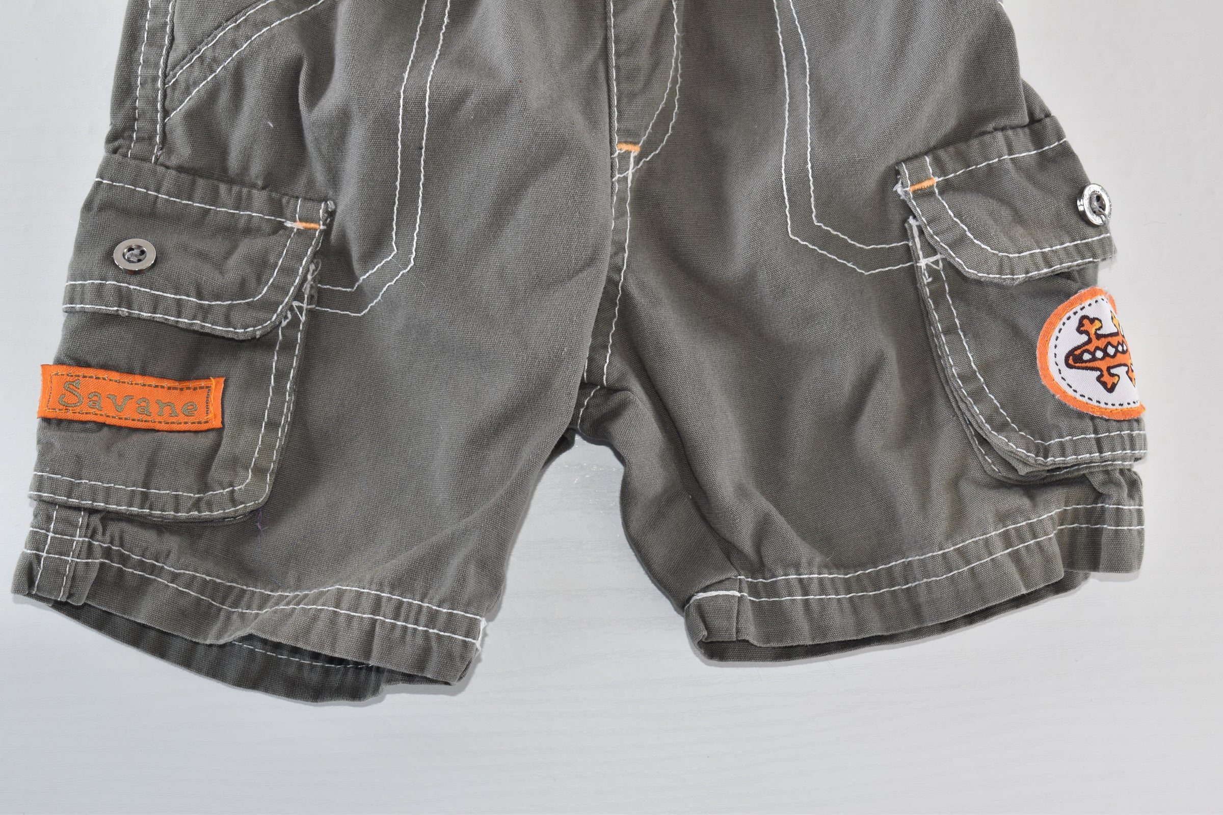 Grey cargo shorts with lizard patch