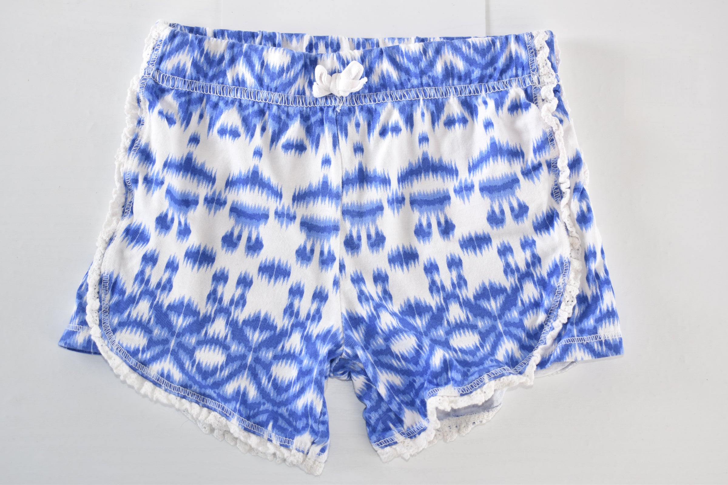 Blue patterned shorts with pom-pom trim