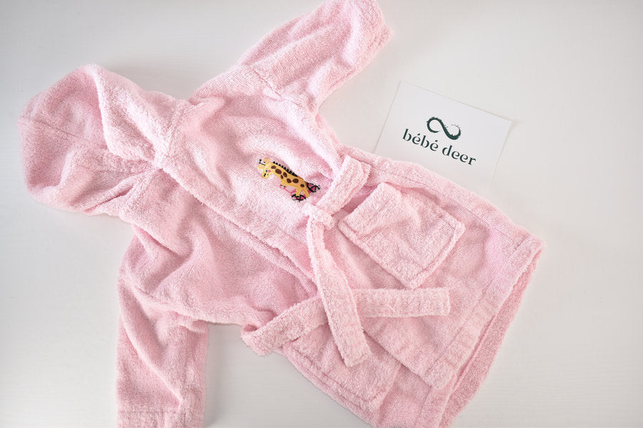 Pink hooded bathrobe with giraffe embroidery