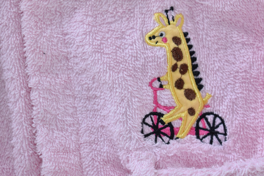 Pink hooded bathrobe with giraffe embroidery