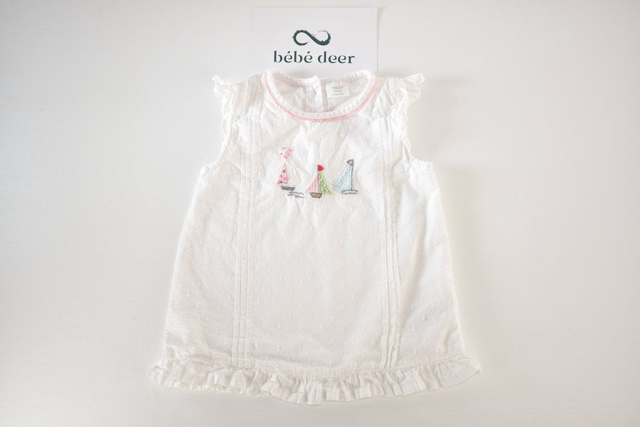Robe blanche brodée avec des bateaux