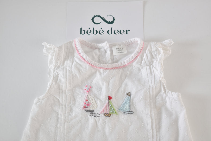 Robe blanche brodée avec des bateaux