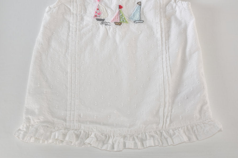 Robe blanche brodée avec des bateaux
