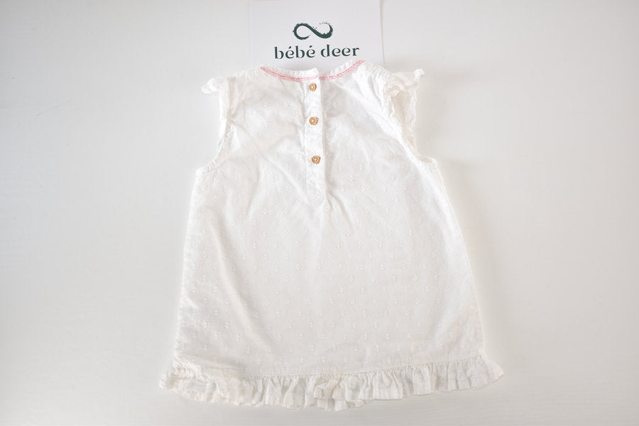 Robe blanche brodée avec des bateaux
