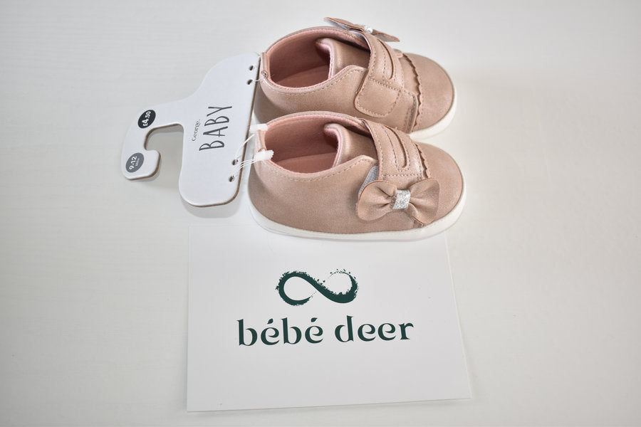 Baby shoes with bow detail