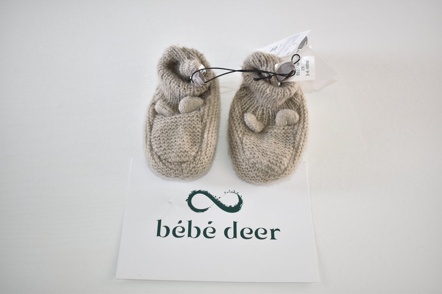 Knitted prewalker shoes with bear detail
