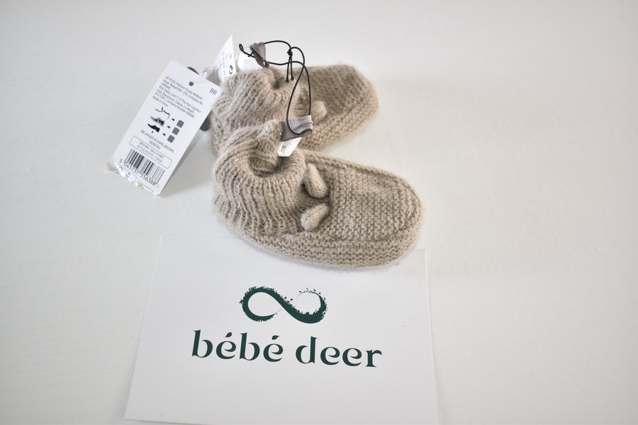 Knitted prewalker shoes with bear detail