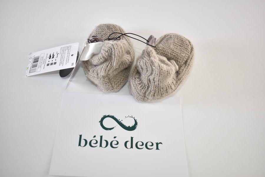 Knitted prewalker shoes with bear detail