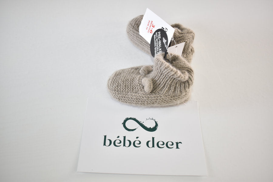 Knitted prewalker shoes with bear detail