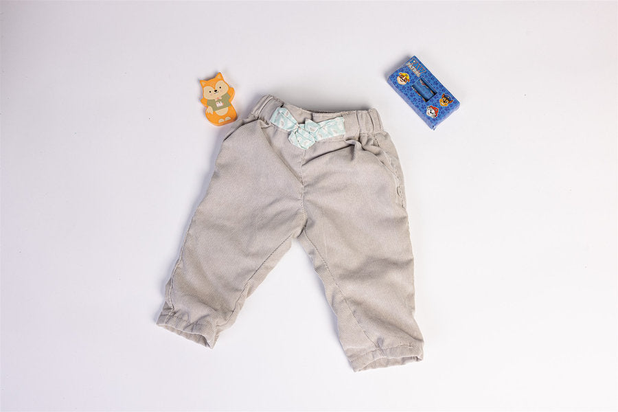 Pantalon gris à nœud bleu