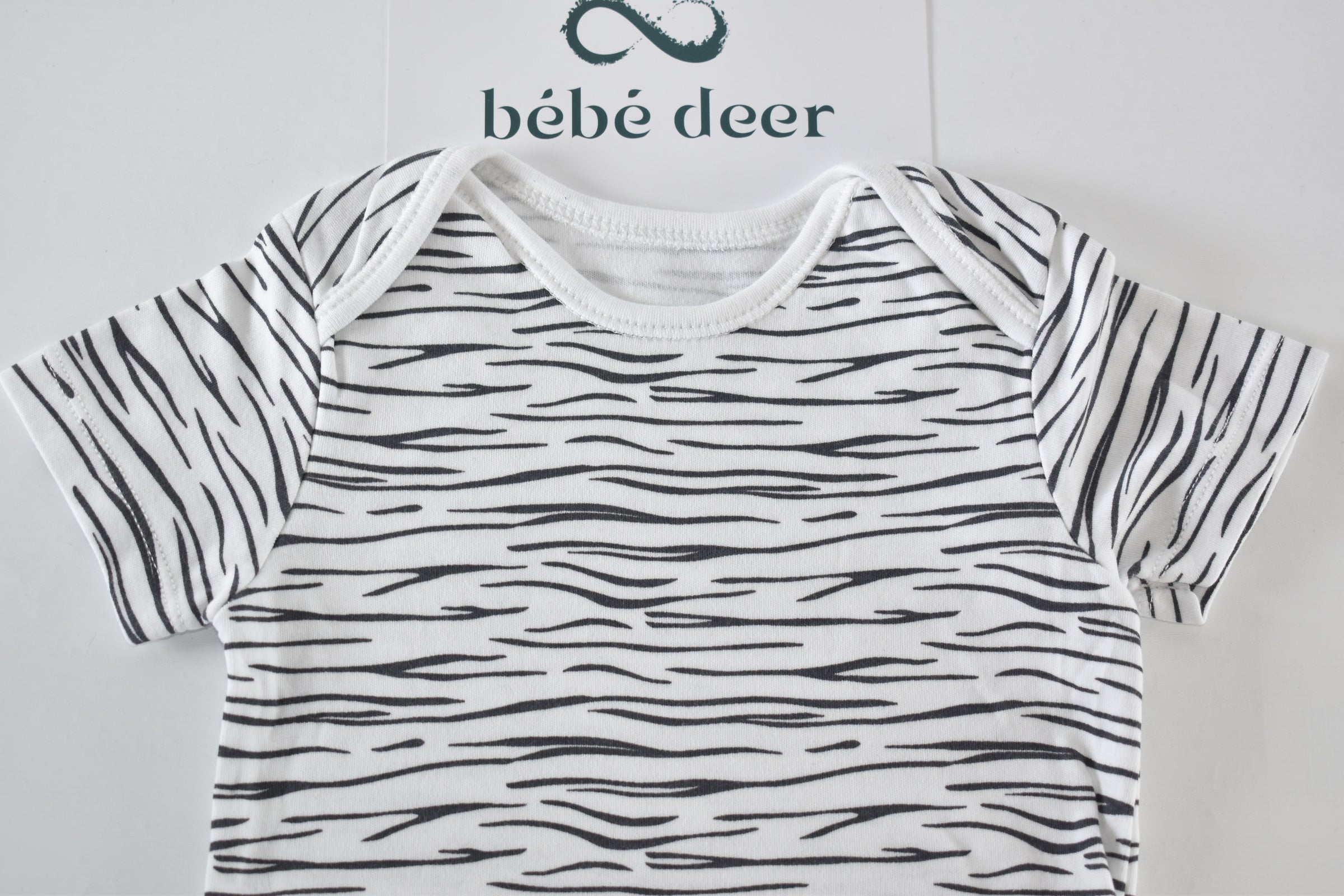 Set of 4 patterned bodysuits
