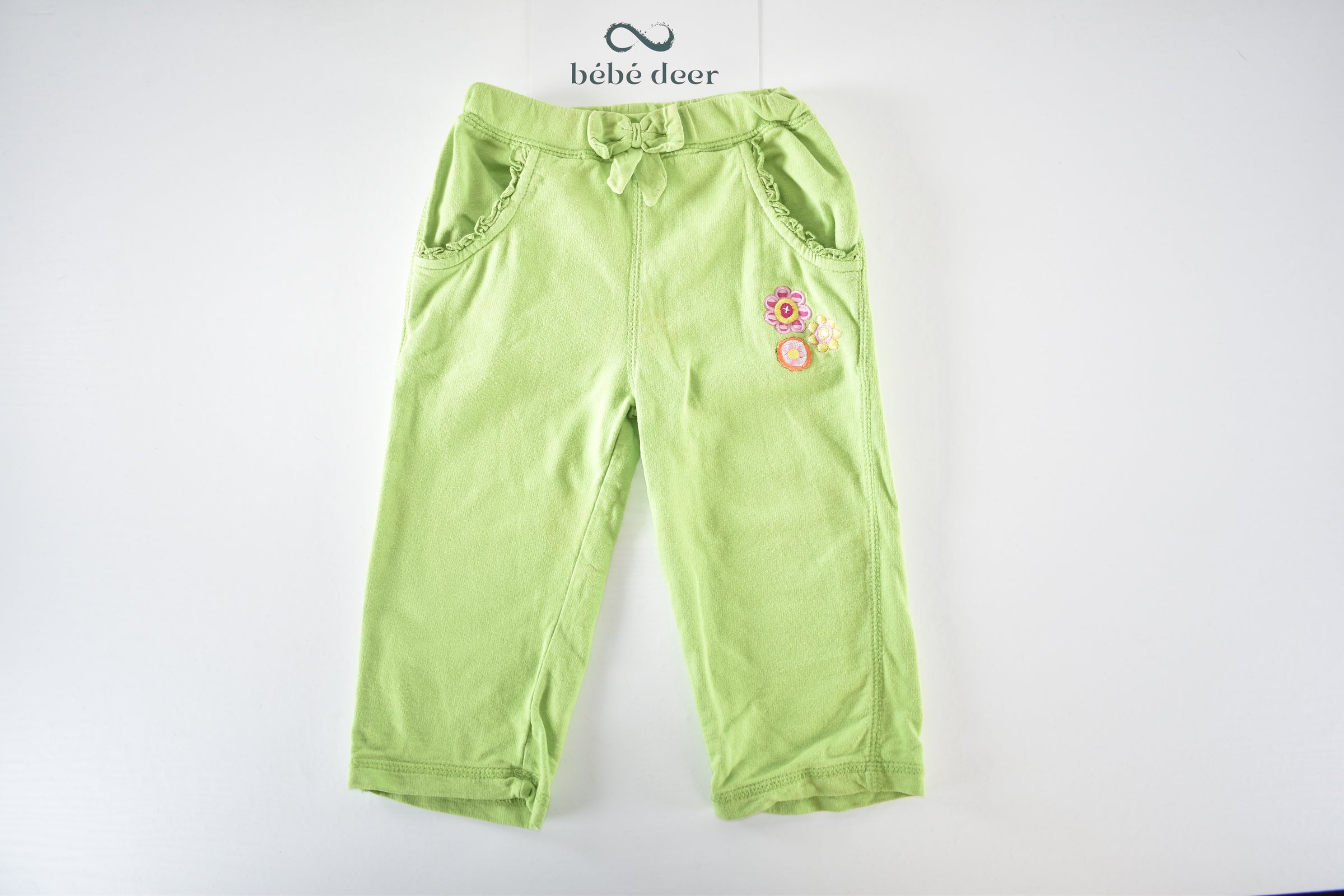Green trousers with embroidered flowers