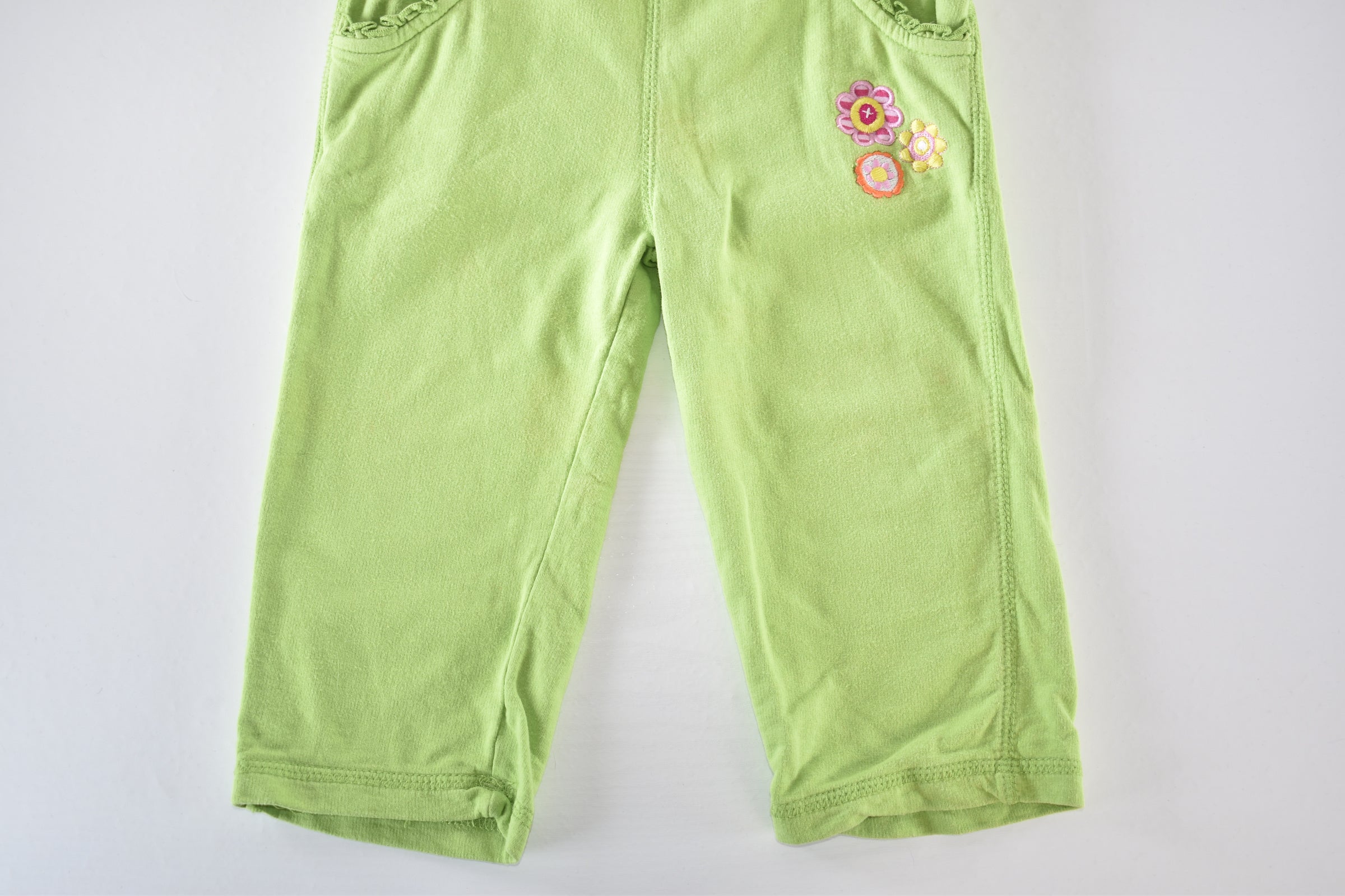 Green trousers with embroidered flowers