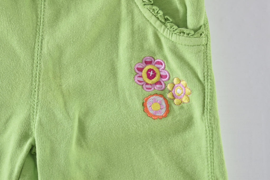 Green trousers with embroidered flowers