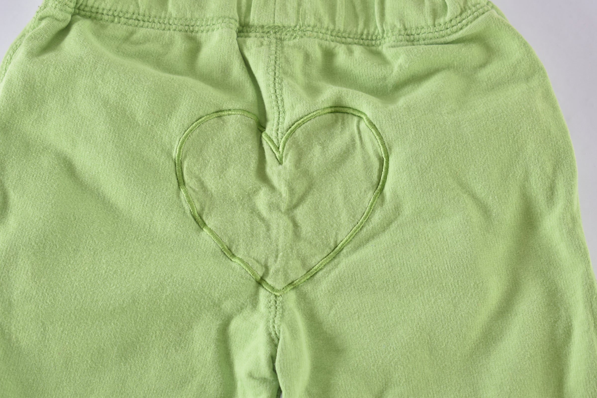 Green trousers with embroidered flowers