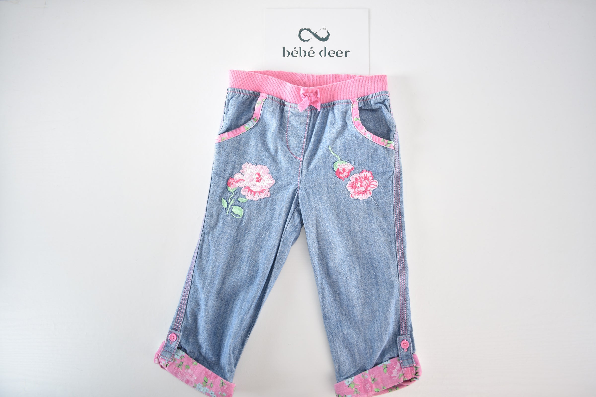 Embroidered cropped jeans