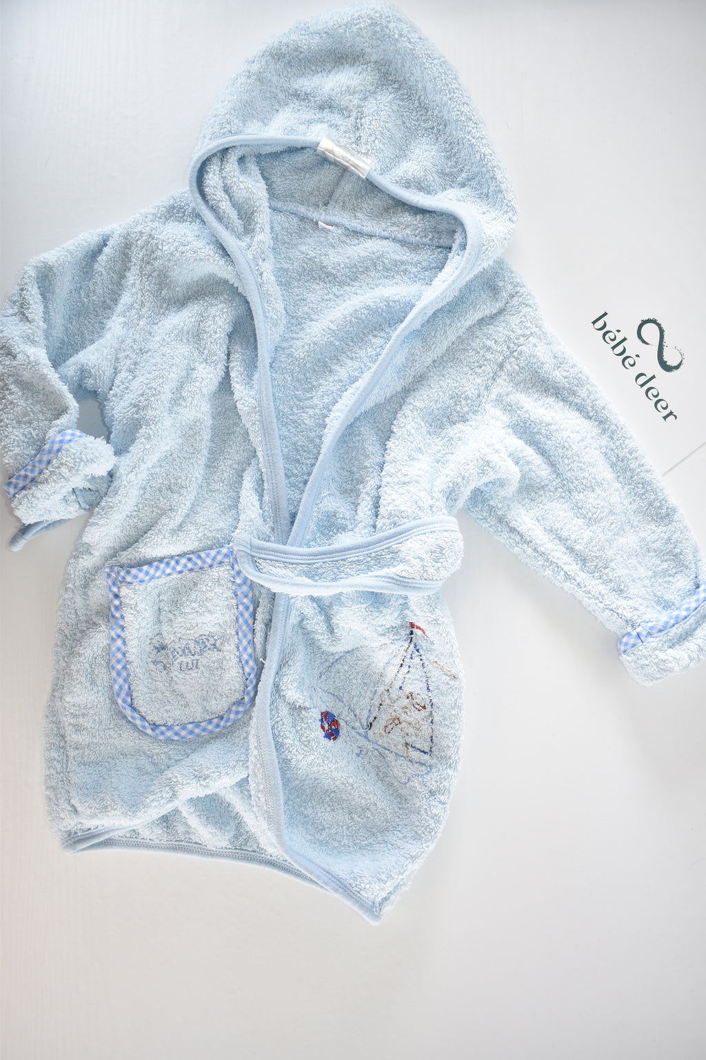 Hooded bathrobe with embroidered boat