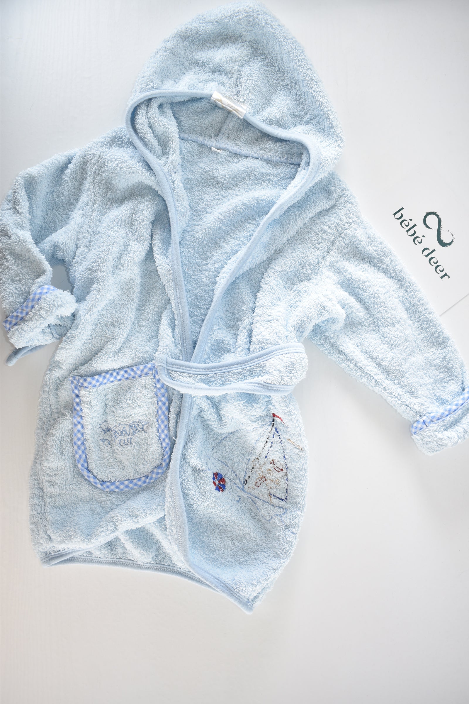 Hooded bathrobe with embroidered boat