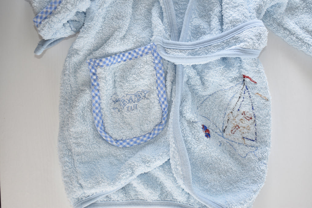 Hooded bathrobe with embroidered boat