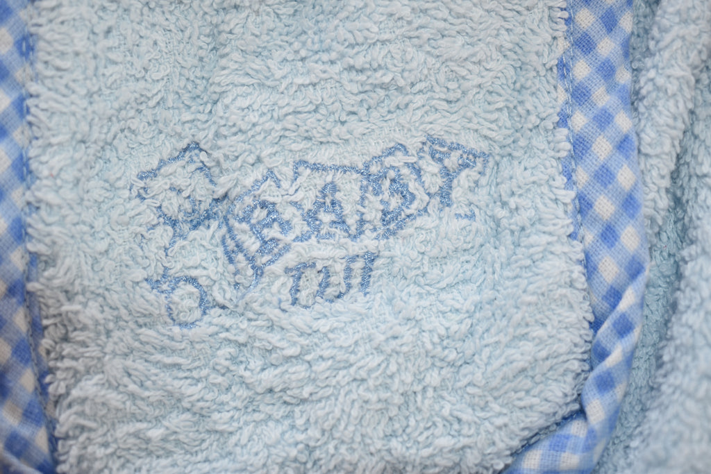 Hooded bathrobe with embroidered boat