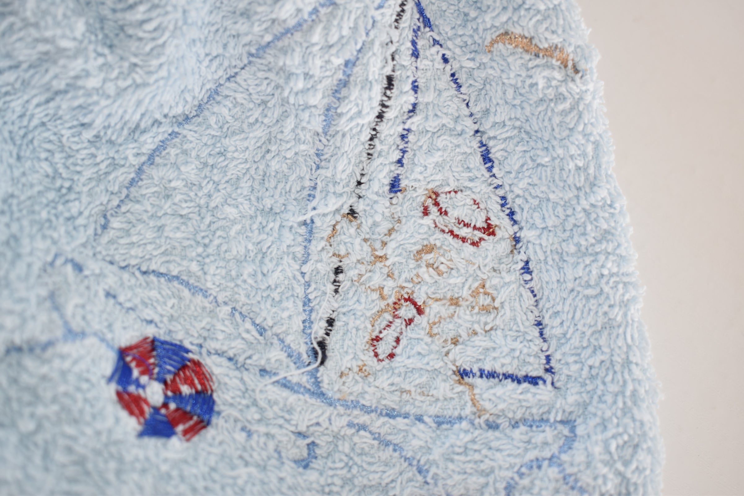 Hooded bathrobe with embroidered boat