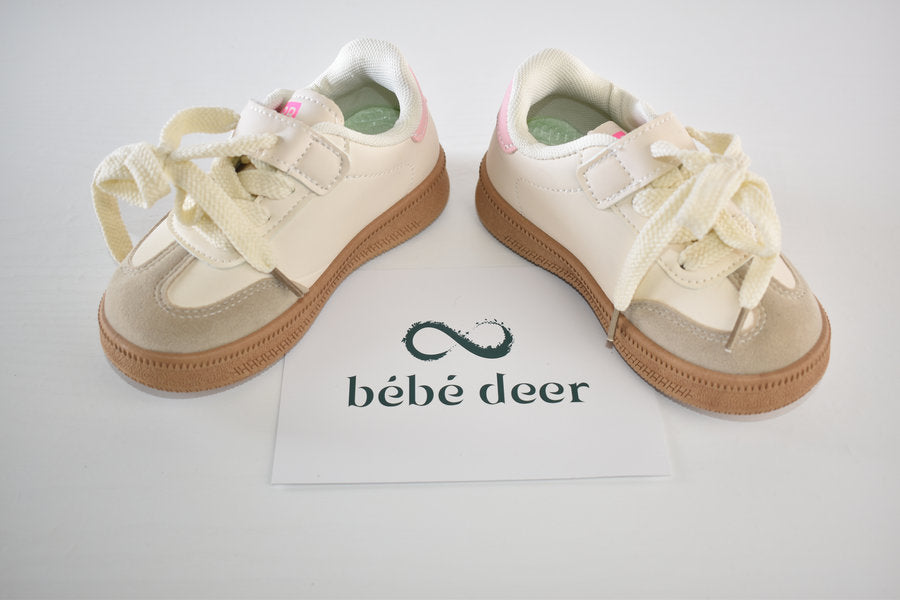 Chaussures crème avec des détails roses