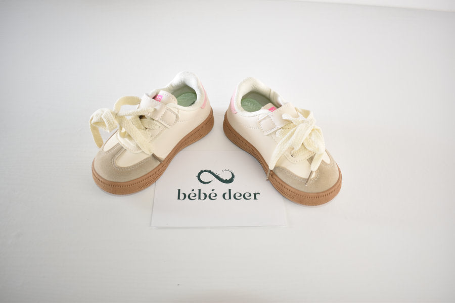 Chaussures crème avec des détails roses