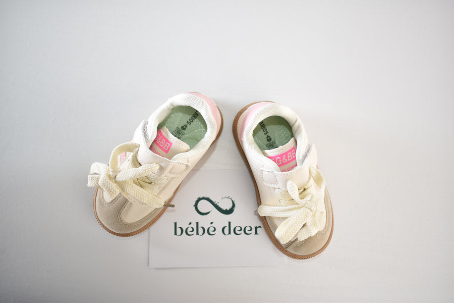 Chaussures crème avec des détails roses