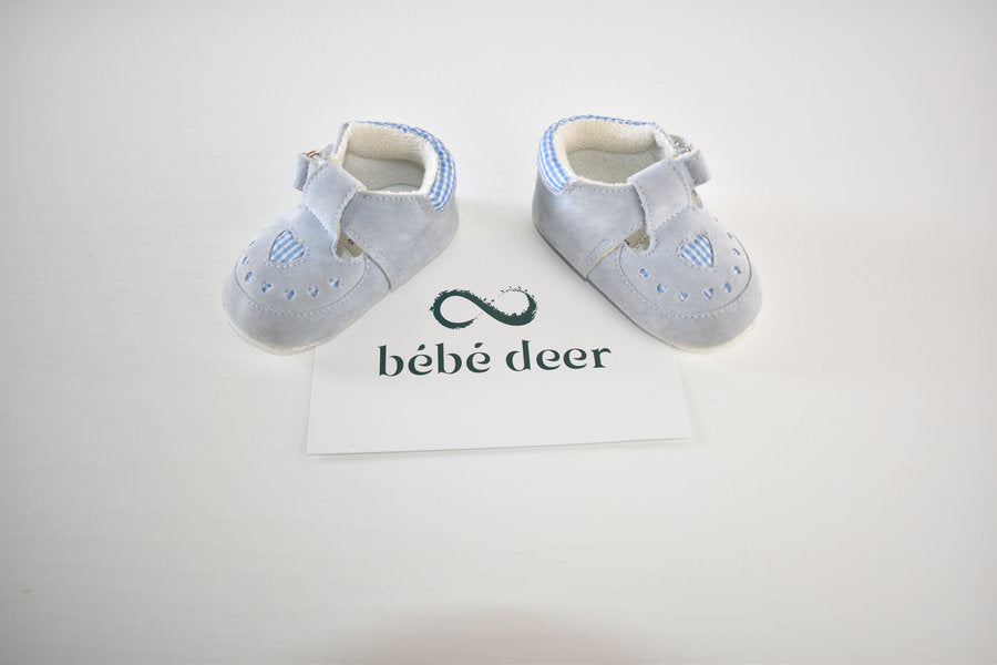 Chaussures premiers pas bleu clair avec détails en cœur